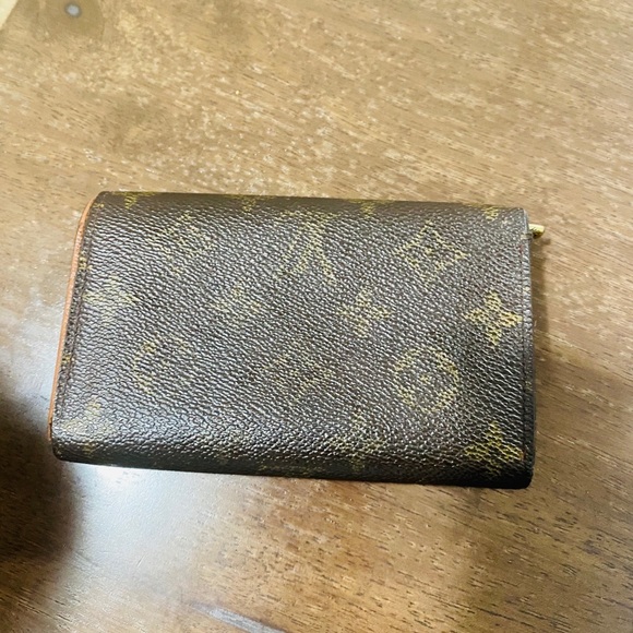 Pre-loved LV monogram medium Bi-fold wallet - Picture 2 of 11